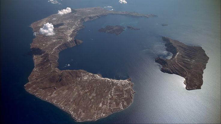 Santorini Travel Guide Uk 2026 – Aerial View Of The Caldera And White-Washed Villages