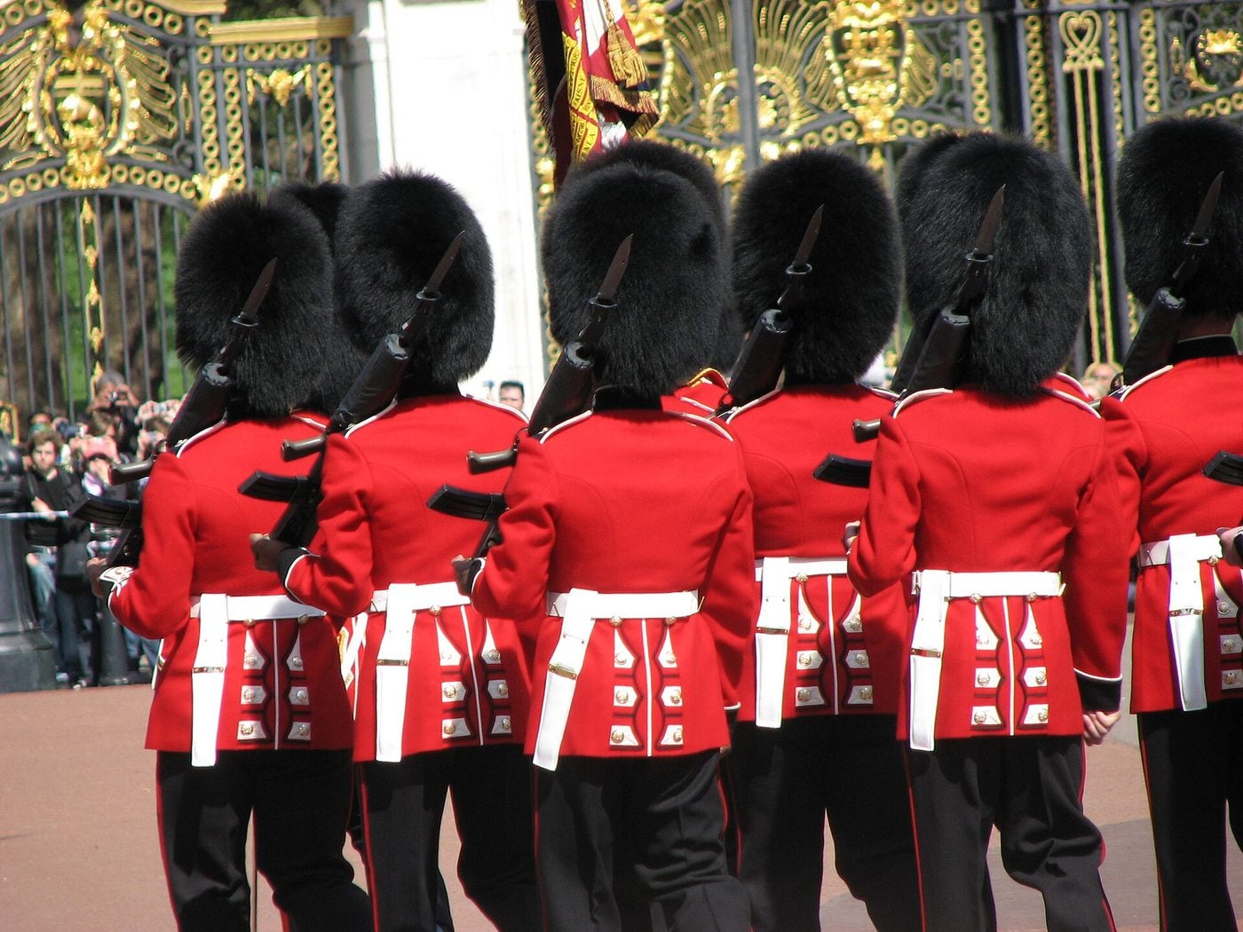 8 Free Things to Do in London - london free guard - Greek List Changing of the Guard outside Buckingham Palace