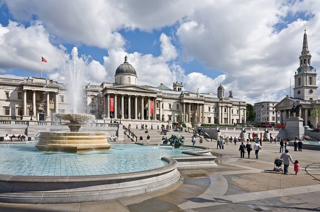 Trafalgar Square fountains and the National Gallery, the first stop of a central London Greek weekend