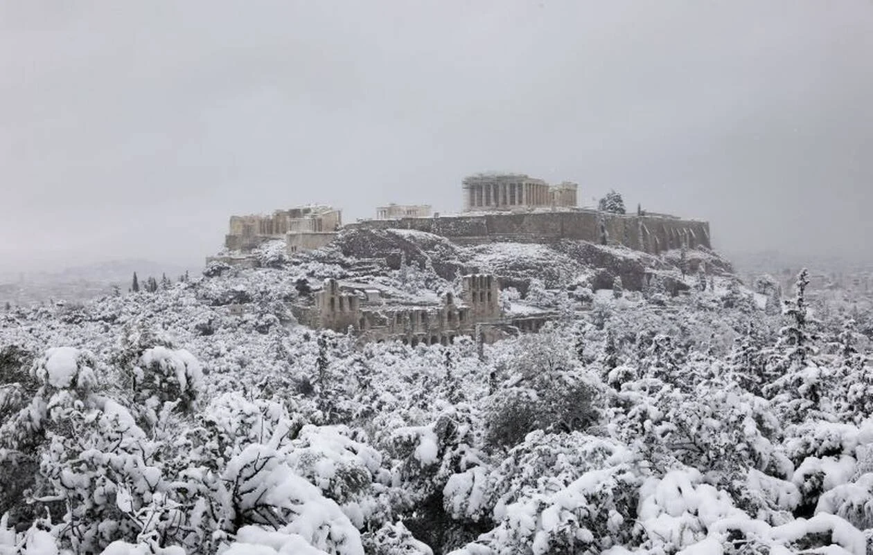 Christmas In Athens 2026: Lights, Markets, Events And Where To Stay - Acropolis Snow 1 - Greek List Acropolis Snow